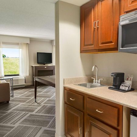Hampton Inn & Suites By Hilton Manchester Bedford Екстериор снимка