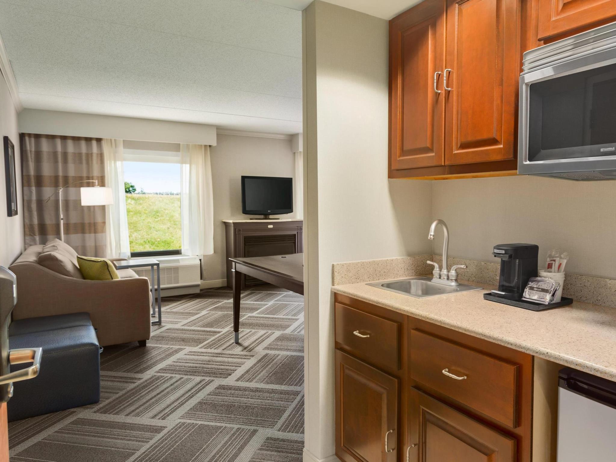 Hampton Inn & Suites By Hilton Manchester Bedford Екстериор снимка
