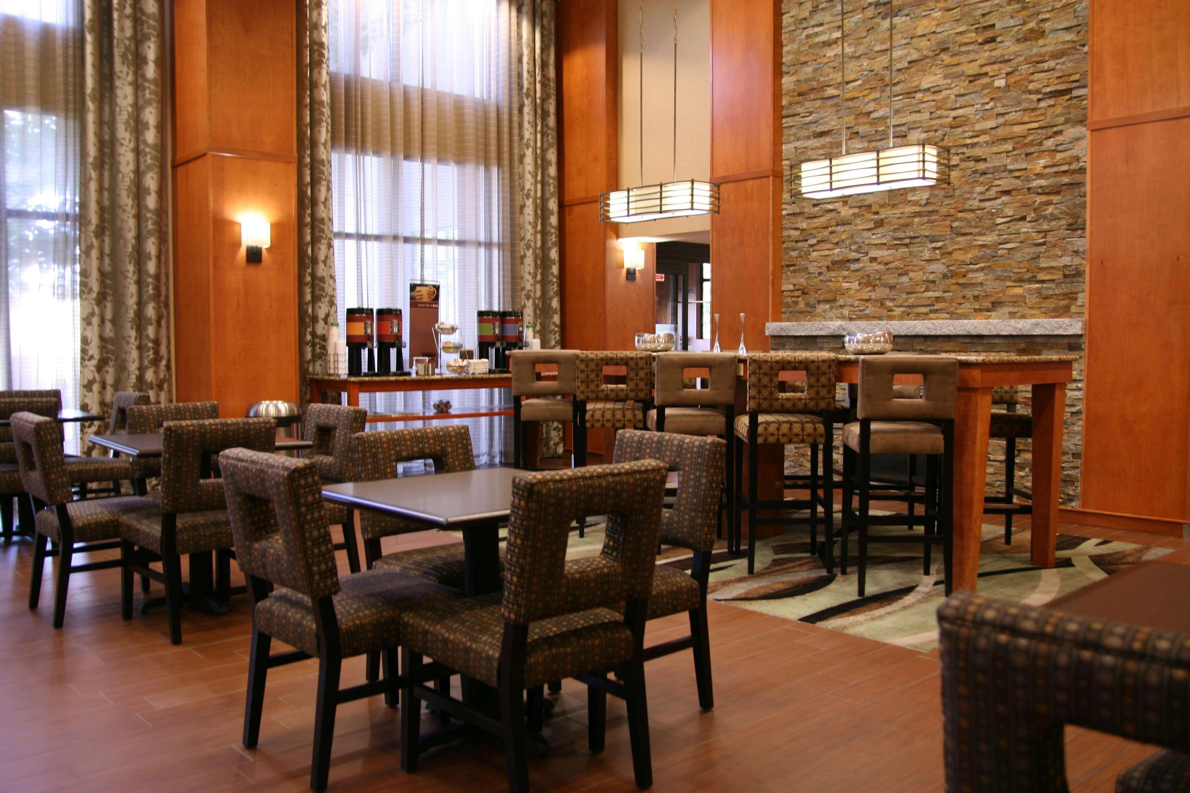 Hampton Inn & Suites By Hilton Manchester Bedford Екстериор снимка