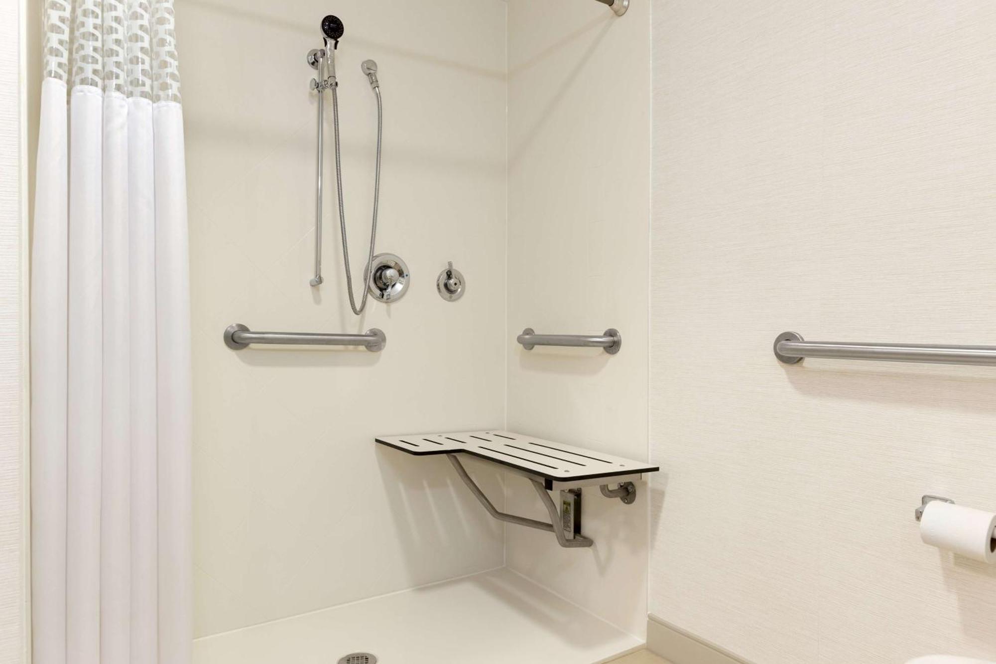 Hampton Inn & Suites By Hilton Manchester Bedford Екстериор снимка
