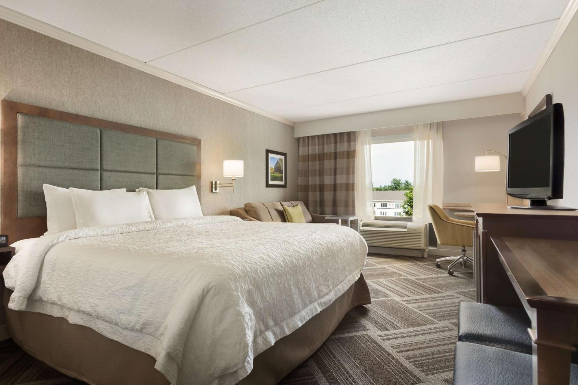Hampton Inn & Suites By Hilton Manchester Bedford Екстериор снимка