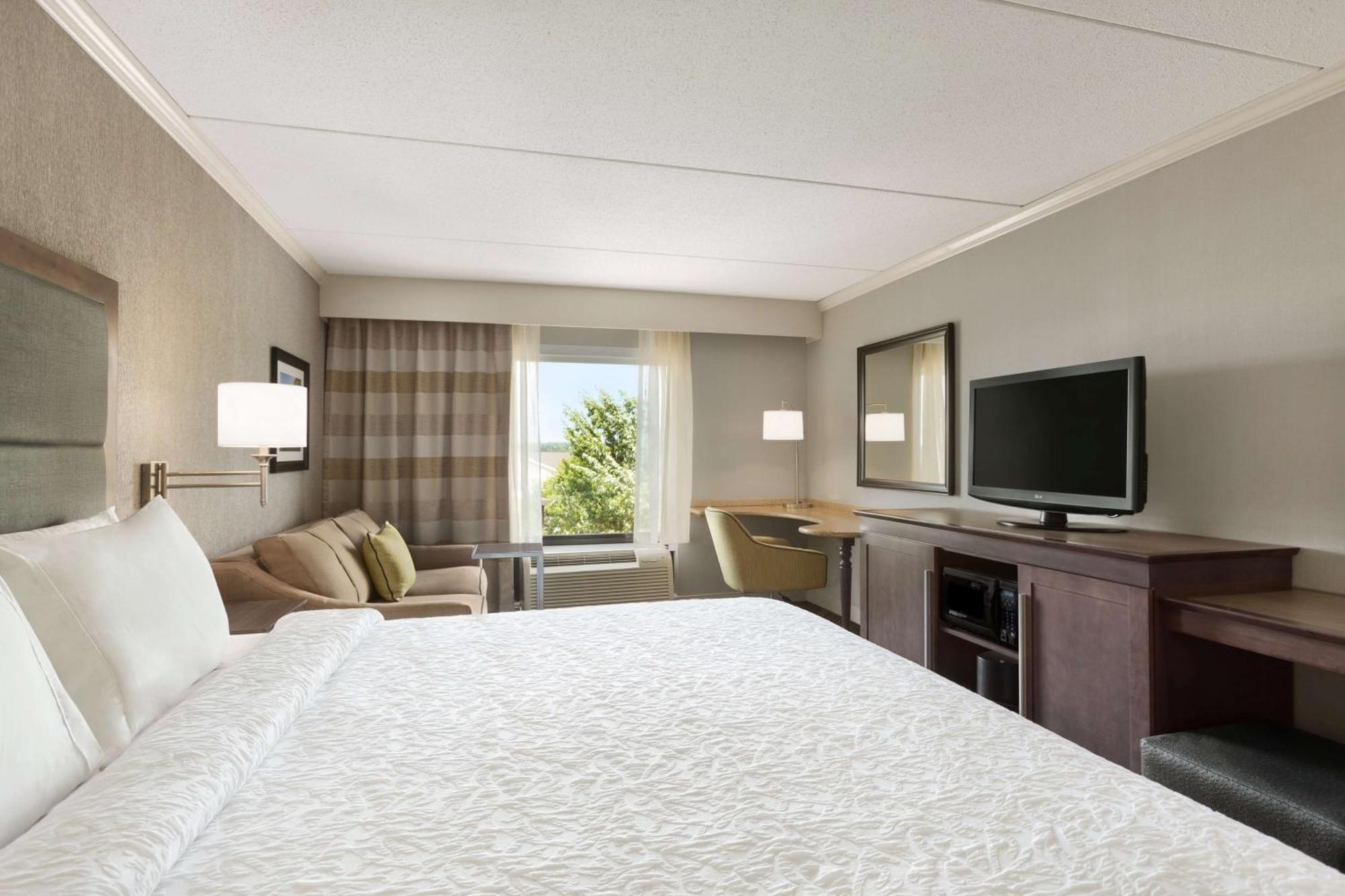 Hampton Inn & Suites By Hilton Manchester Bedford Екстериор снимка
