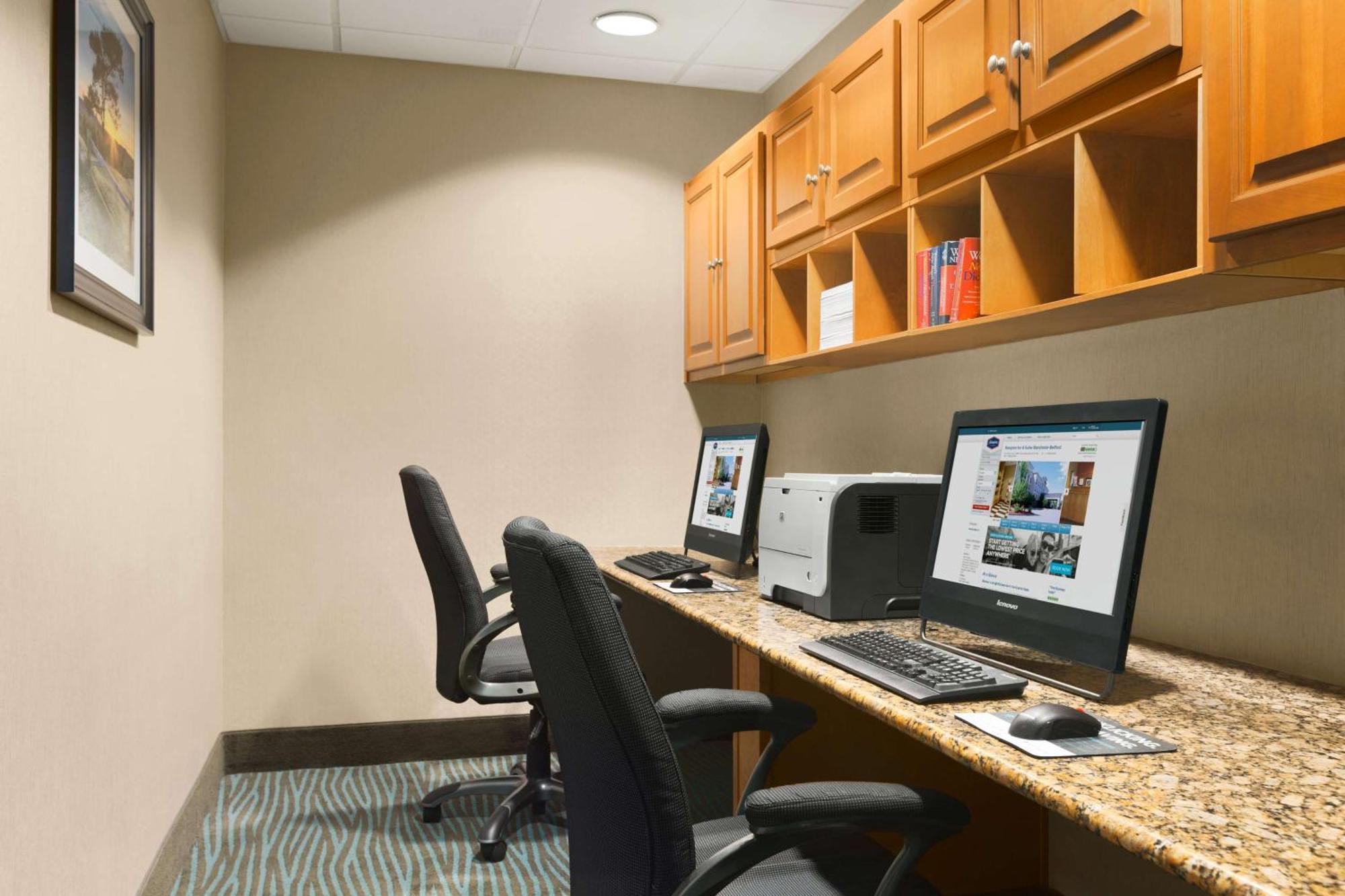 Hampton Inn & Suites By Hilton Manchester Bedford Екстериор снимка