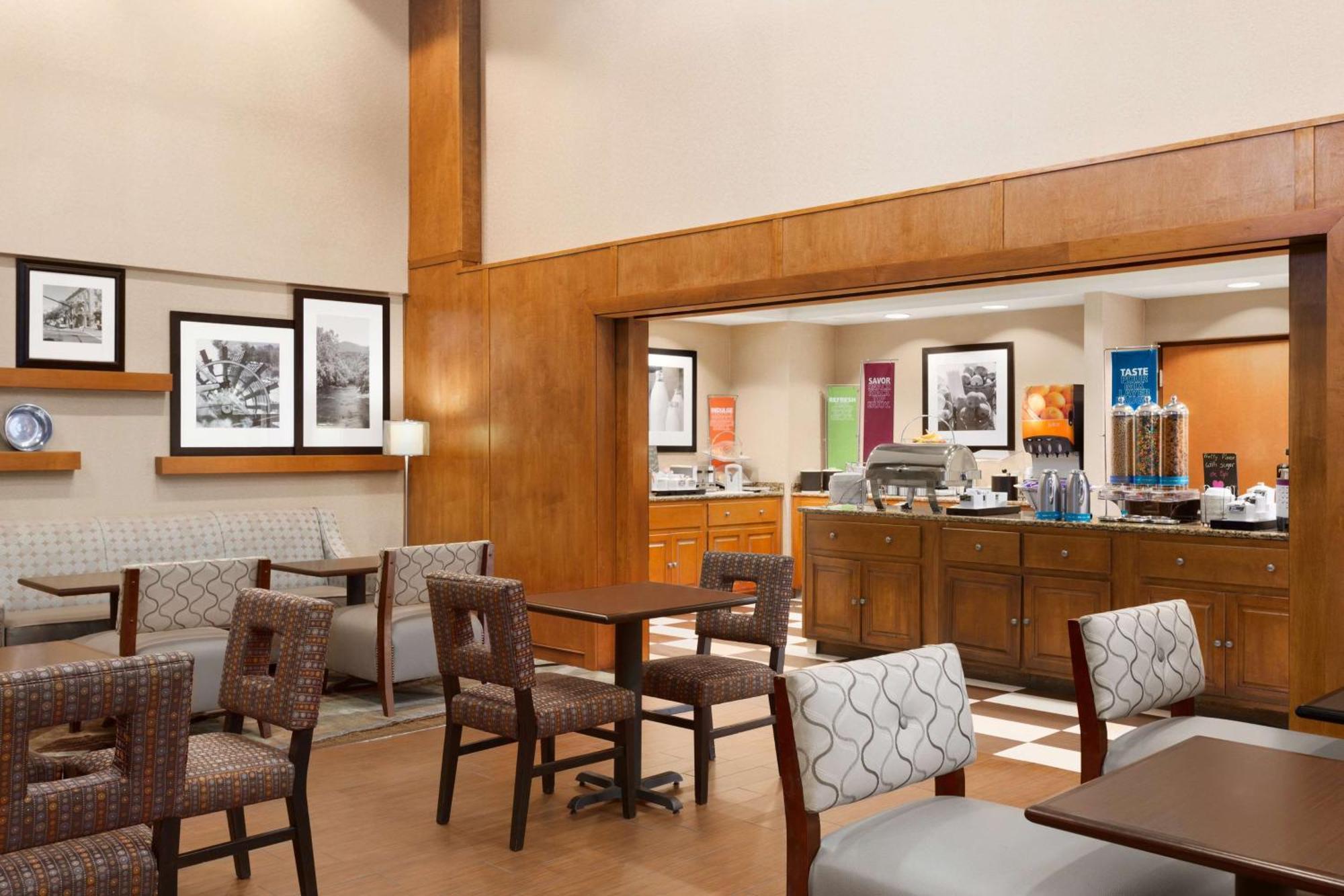 Hampton Inn & Suites By Hilton Manchester Bedford Екстериор снимка