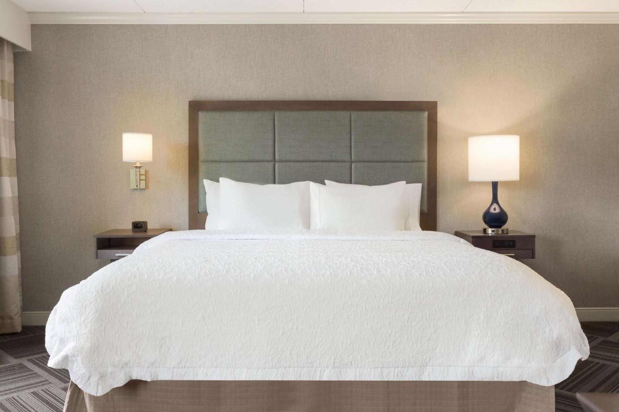 Hampton Inn & Suites By Hilton Manchester Bedford Екстериор снимка