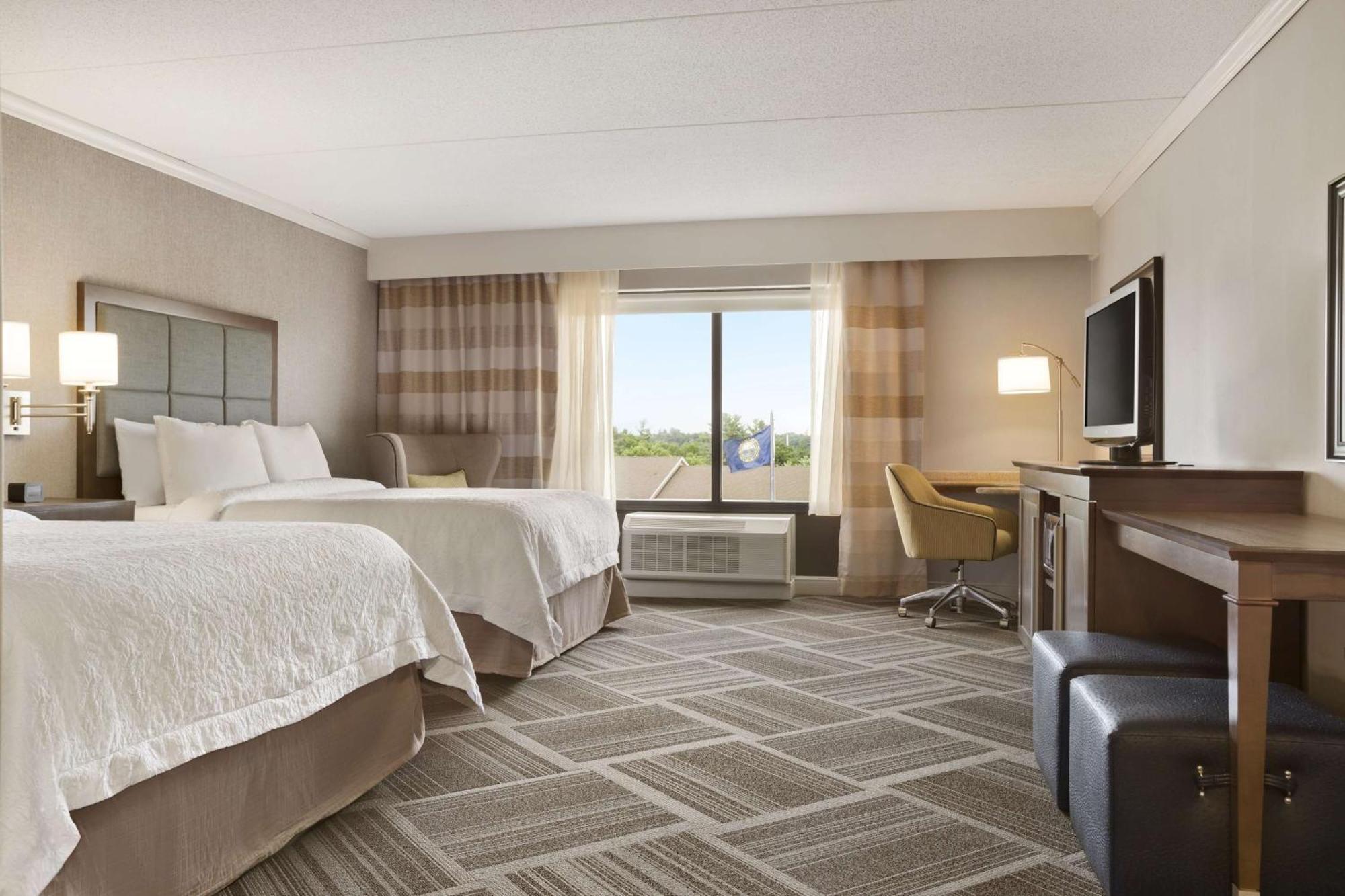 Hampton Inn & Suites By Hilton Manchester Bedford Екстериор снимка