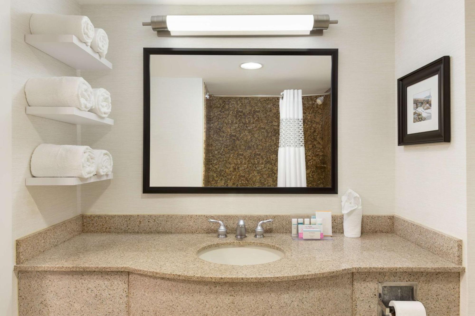 Hampton Inn & Suites By Hilton Manchester Bedford Екстериор снимка