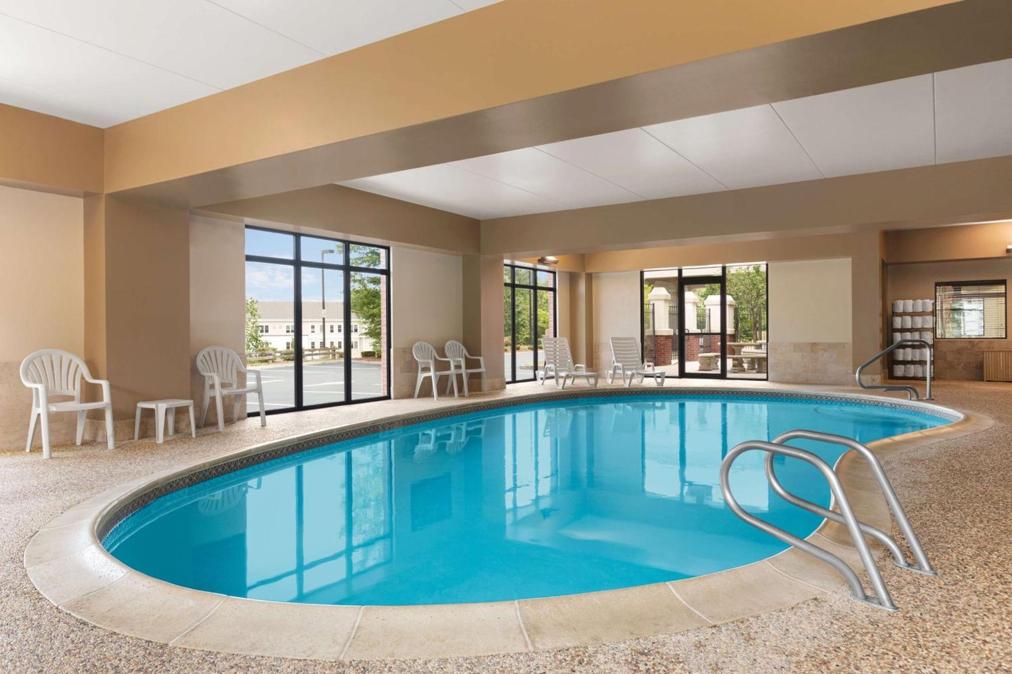 Hampton Inn & Suites By Hilton Manchester Bedford Екстериор снимка