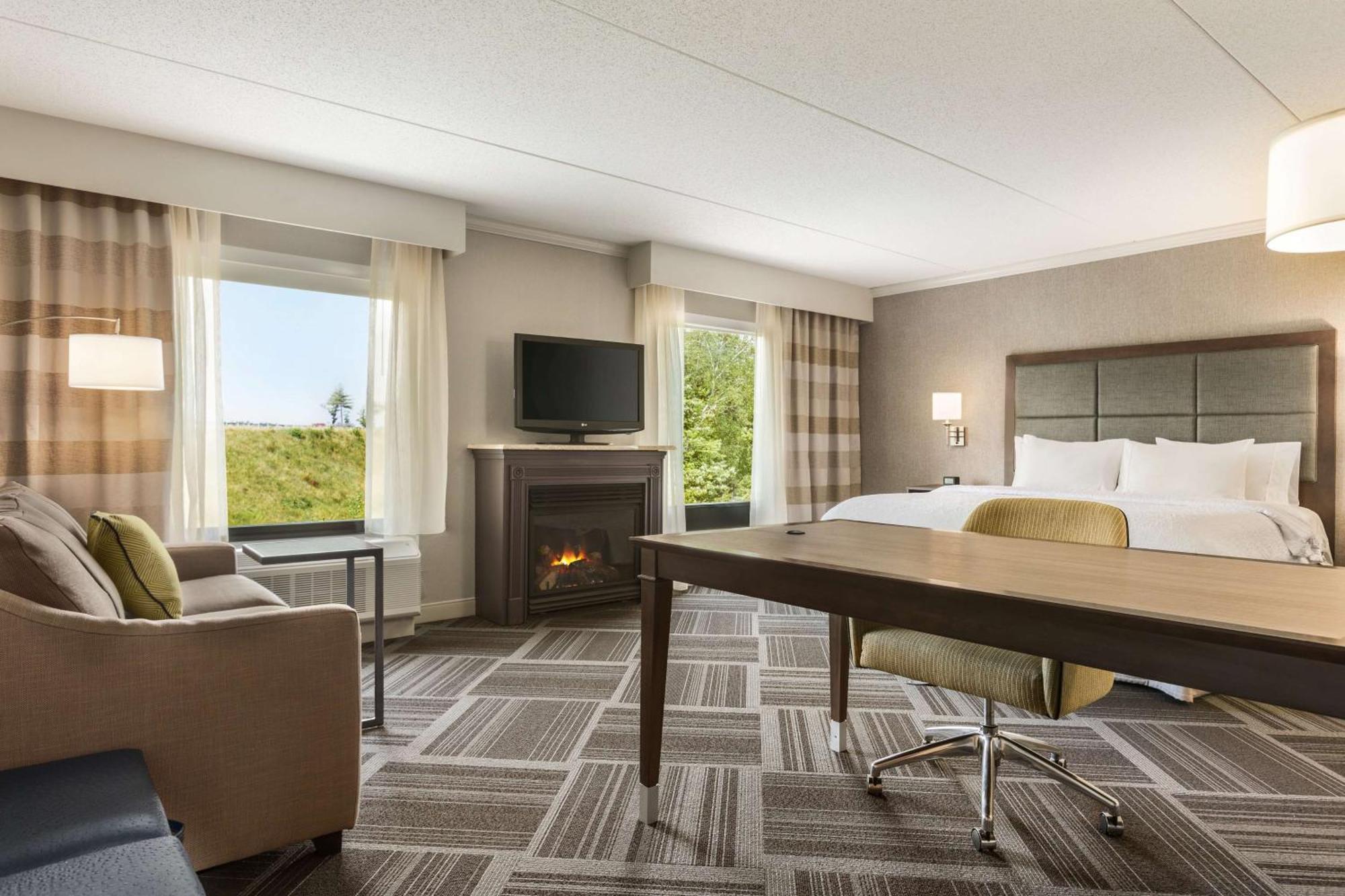 Hampton Inn & Suites By Hilton Manchester Bedford Екстериор снимка