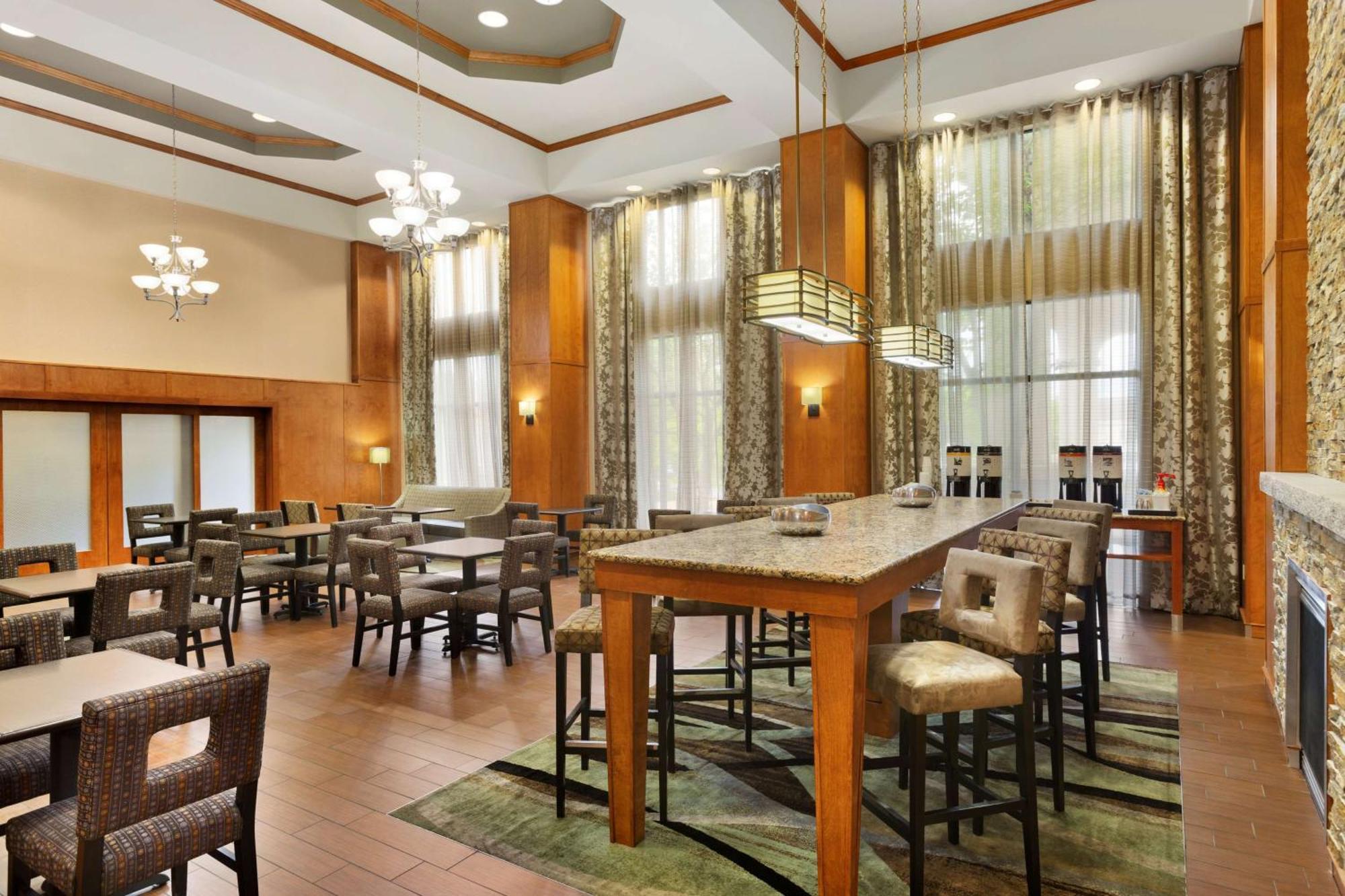 Hampton Inn & Suites By Hilton Manchester Bedford Екстериор снимка