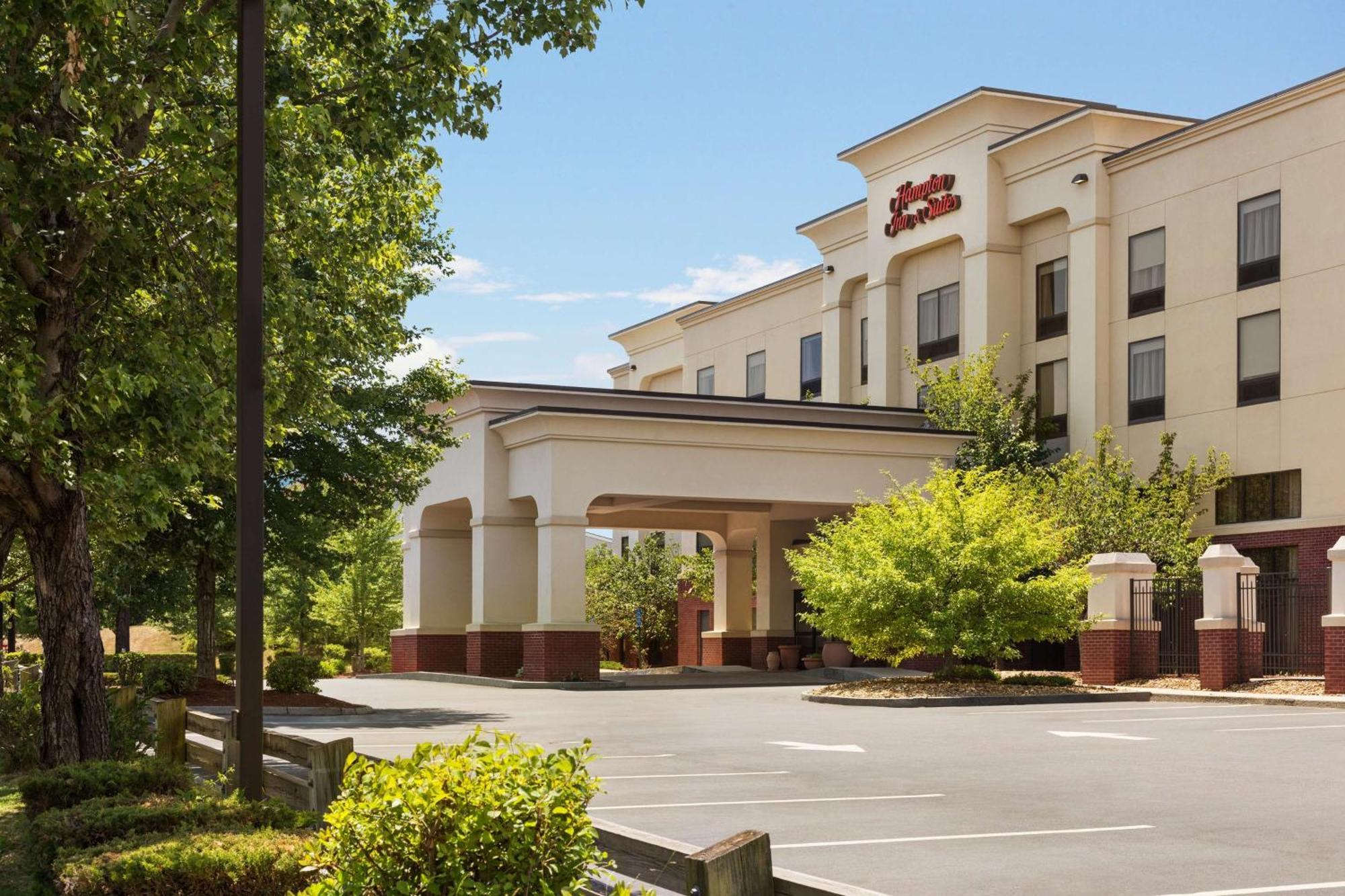 Hampton Inn & Suites By Hilton Manchester Bedford Екстериор снимка