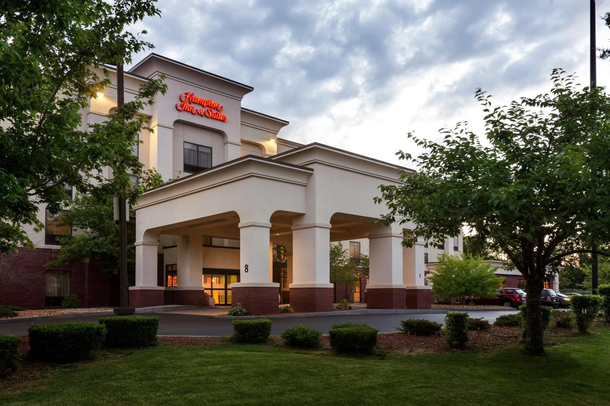 Hampton Inn & Suites By Hilton Manchester Bedford Екстериор снимка