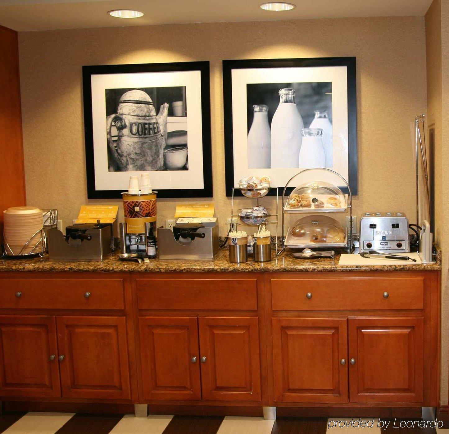 Hampton Inn & Suites By Hilton Manchester Bedford Екстериор снимка
