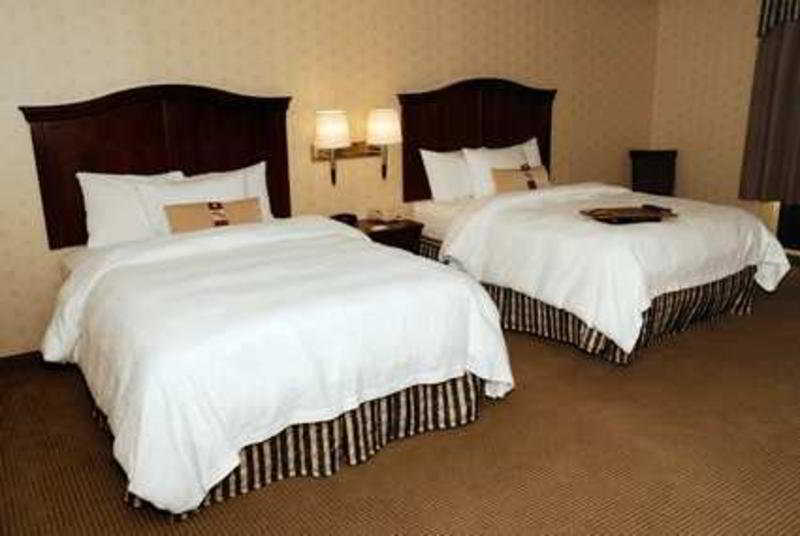 Hampton Inn & Suites By Hilton Manchester Bedford Екстериор снимка