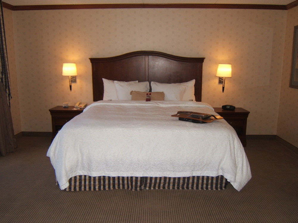 Hampton Inn & Suites By Hilton Manchester Bedford Екстериор снимка