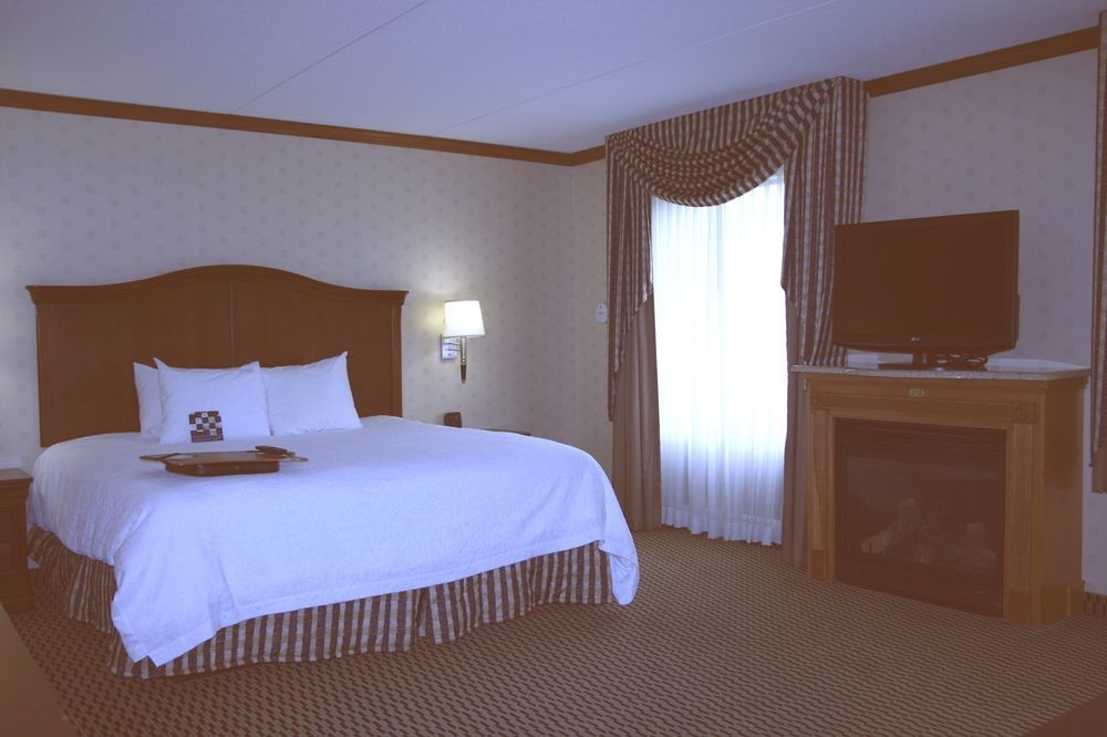 Hampton Inn & Suites By Hilton Manchester Bedford Екстериор снимка